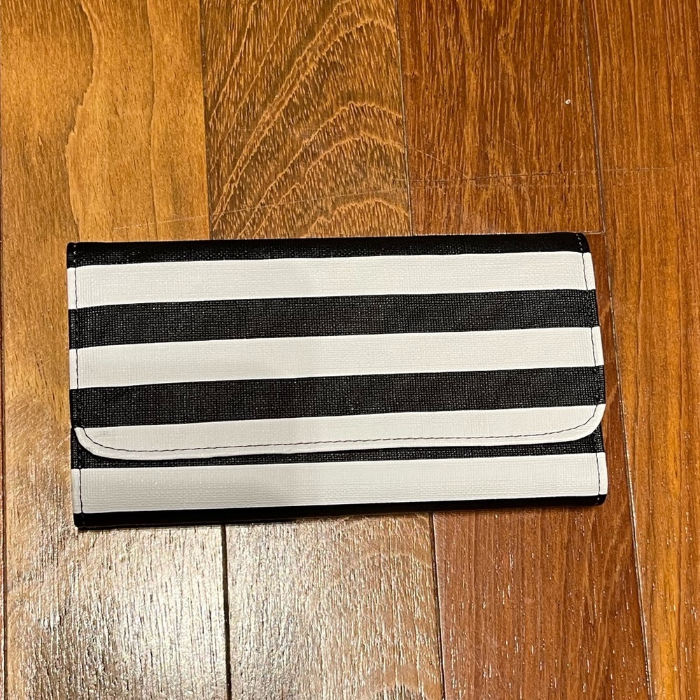 Black and white slim wallet